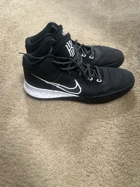 Nike Men’s Kyrie Flytrap Basketball Shoes